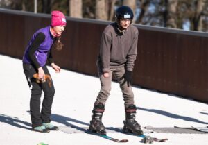 Végtaghiányos gyerekek próbálták ki a síelést és a snowboardozást